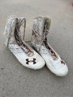 Under Armour Mens White & Gray Cleats with Orange Accents size 8